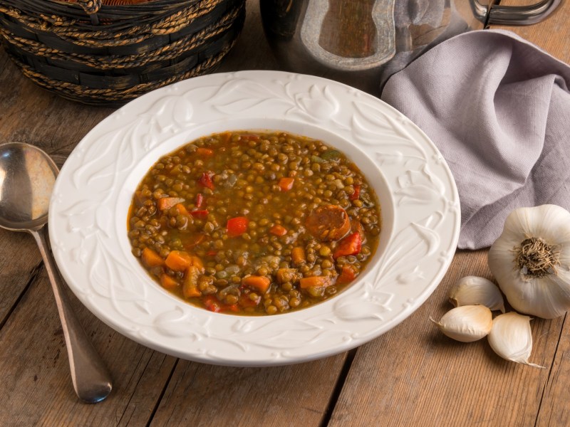 Ein Teller Silvester-Linsensuppe.