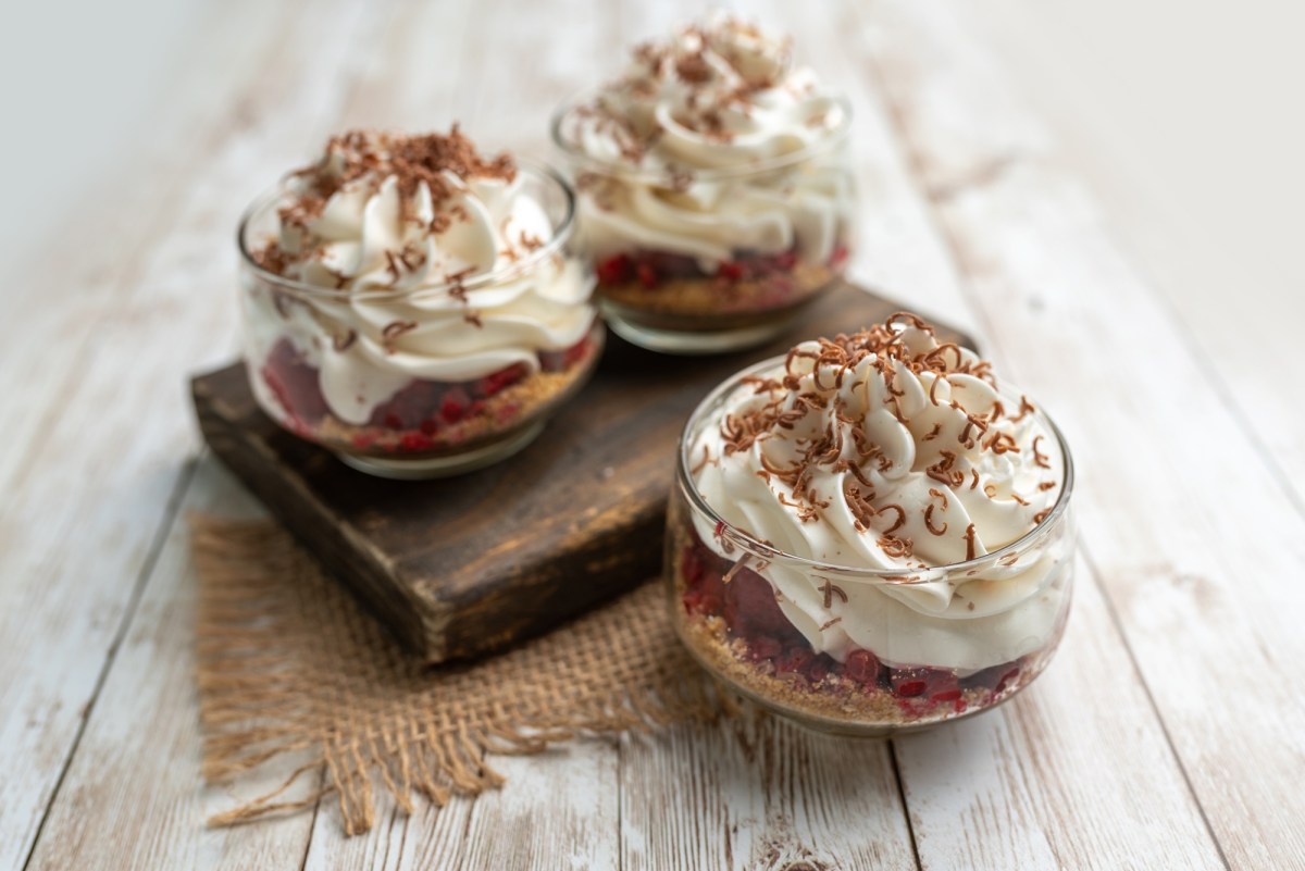 Drei GlÃ¤ser Stollen-Mousse mit Zartbitterschokolade.