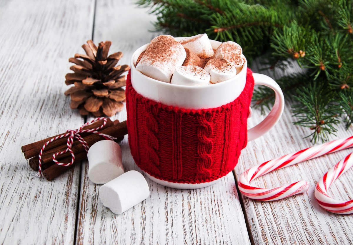 Weihnachtliche heiÃŸe Schokolade mit Marshmallows in einer Tasse.