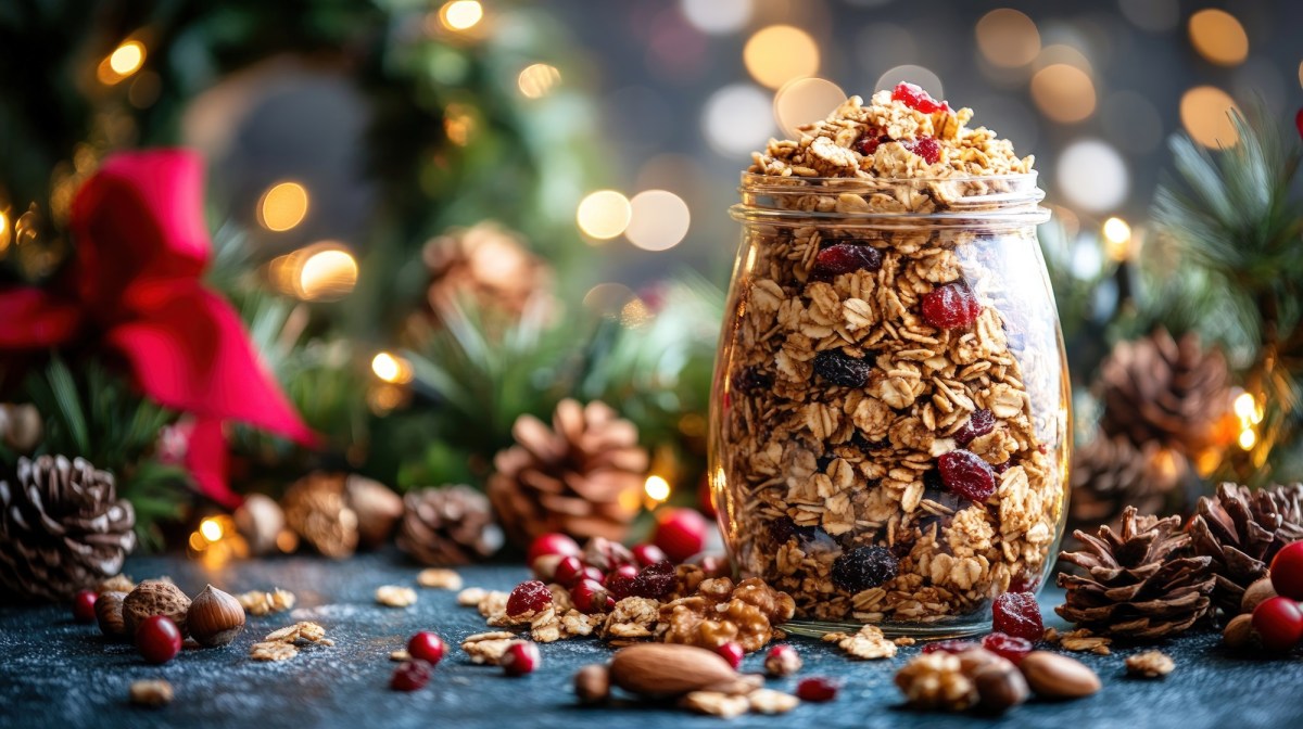 Glas mit WeihnachtsknuspermÃ¼sli und Weihnachtsdeko