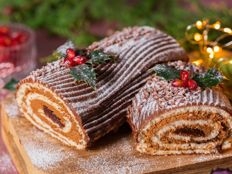 Ein Yule Log auf einem Holzbrett.