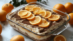 Aperol-Tiramisu in durchsichtiger Auflaufform, belegt mit Orangenscheiben.