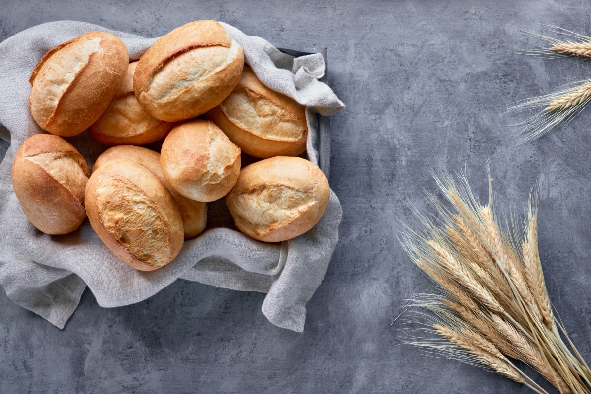 BrÃ¶tchen ohne Kneten: Ein Korb BrÃ¶tchen, daneben WeizenÃ¤hren