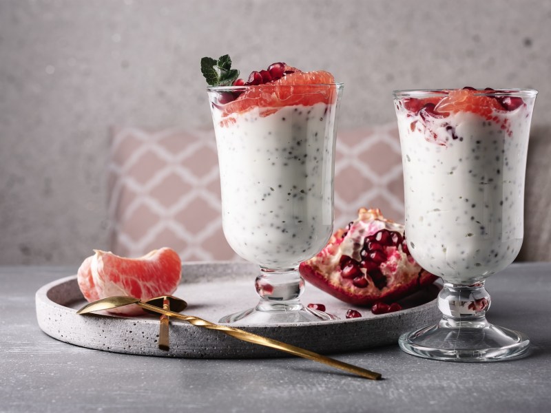 Zwei GlÃ¤ser Chia-Joghurt-Pudding mit Grapefruit auf einem Tisch