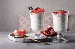 Zwei Gläser Chia-Joghurt-Pudding mit Grapefruit auf einem Tisch