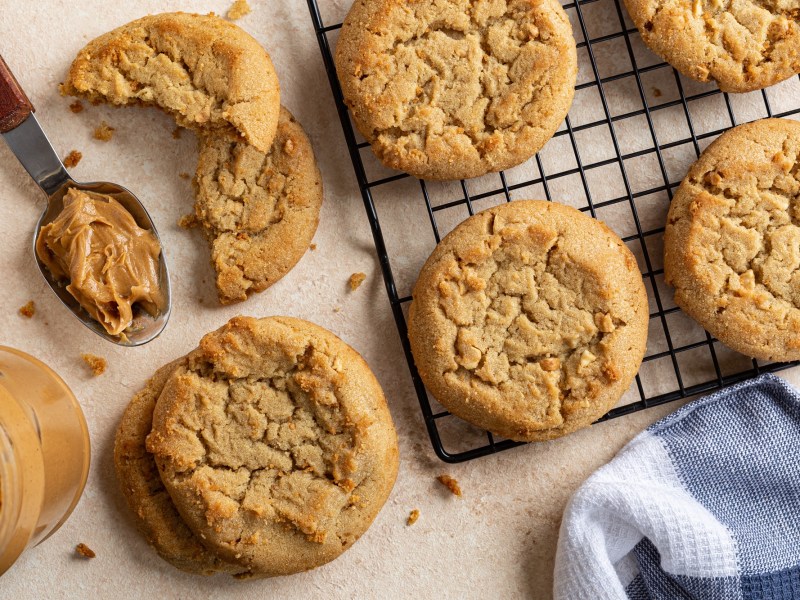 Erdnussbutter-Cookies auf einem Tisch mit Kuchengitter