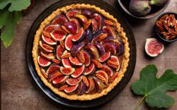 Eine Feigen-Tarte mit Pekannüssen in der Draufsicht.