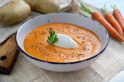 Schüssel mit Karotten-Mascarpone-Suppe