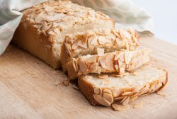 angeschnittener Mandel-Marzipan-Kuchen auf einem Küchenbrett