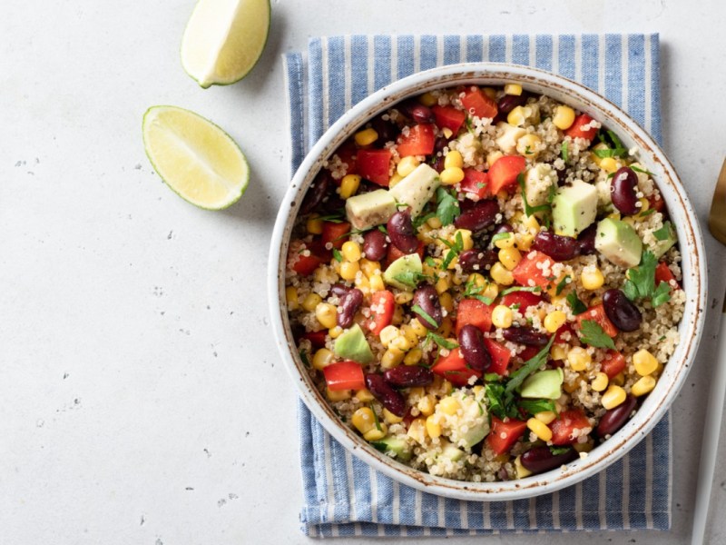 Eine SchÃ¼ssel Mexicana-Salat mit Quinoa in der Draufsicht.