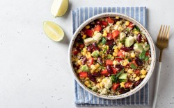 Eine Schüssel Mexicana-Salat mit Quinoa in der Draufsicht.