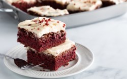 Zwei Red Velvet Brownies, die auf einem Teller übereinander liegen.