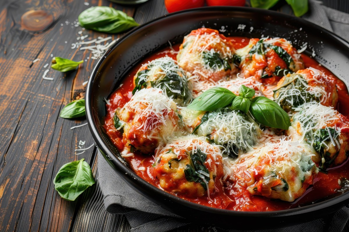 Auflaufform mit Spinat-Ricotta-KnÃ¶del in TomatensoÃŸe