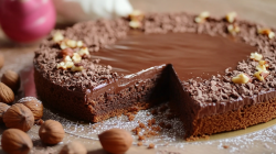 Torta Gianduia: italienischer Schoko-Haselnusskuchen, von dem ein Stück entnommen wurde.