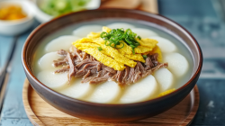 Eine Schüssel Tteokguk: koreanische Neujahrssuppe.