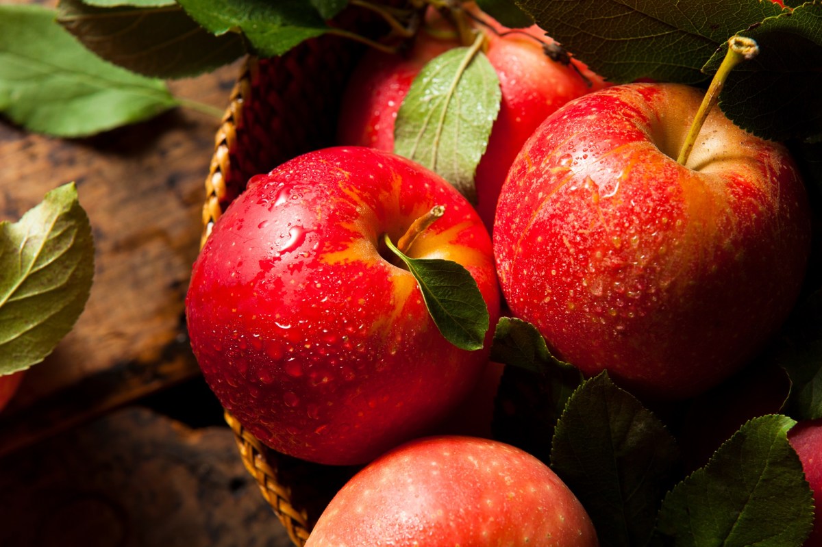 Apfel für Allergiker: mehrere Äpfel liegen in einem geflochtenen Korb.