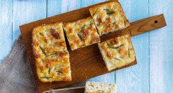 Focaccia aus dem Airfryer auf einem Holzbrett in der Draufsicht.