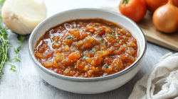 Eine Schüssel Friggione: italienisches Zwiebel-Tomaten-Ragout.