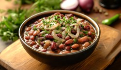 Eine Schüssel mexikanischer Bohneneintopf Frijoles.