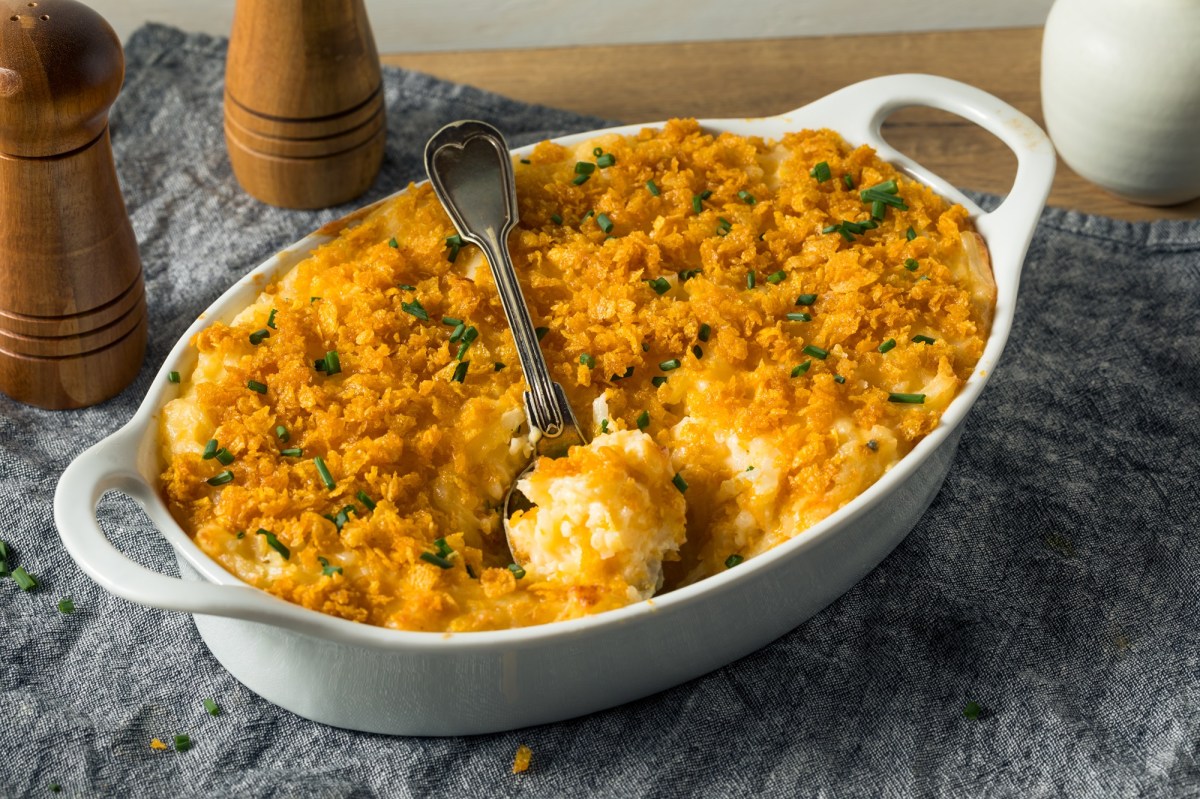 Eine Auflaufform mit Funeral Potatoes: amerikanischer Kartoffel-Käse-Auflauf.