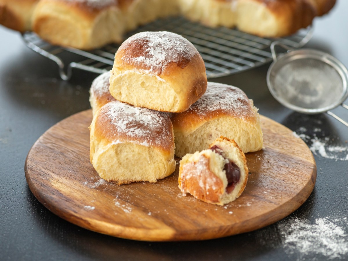 Einige gefüllte Hefebrötchen vom Blech.