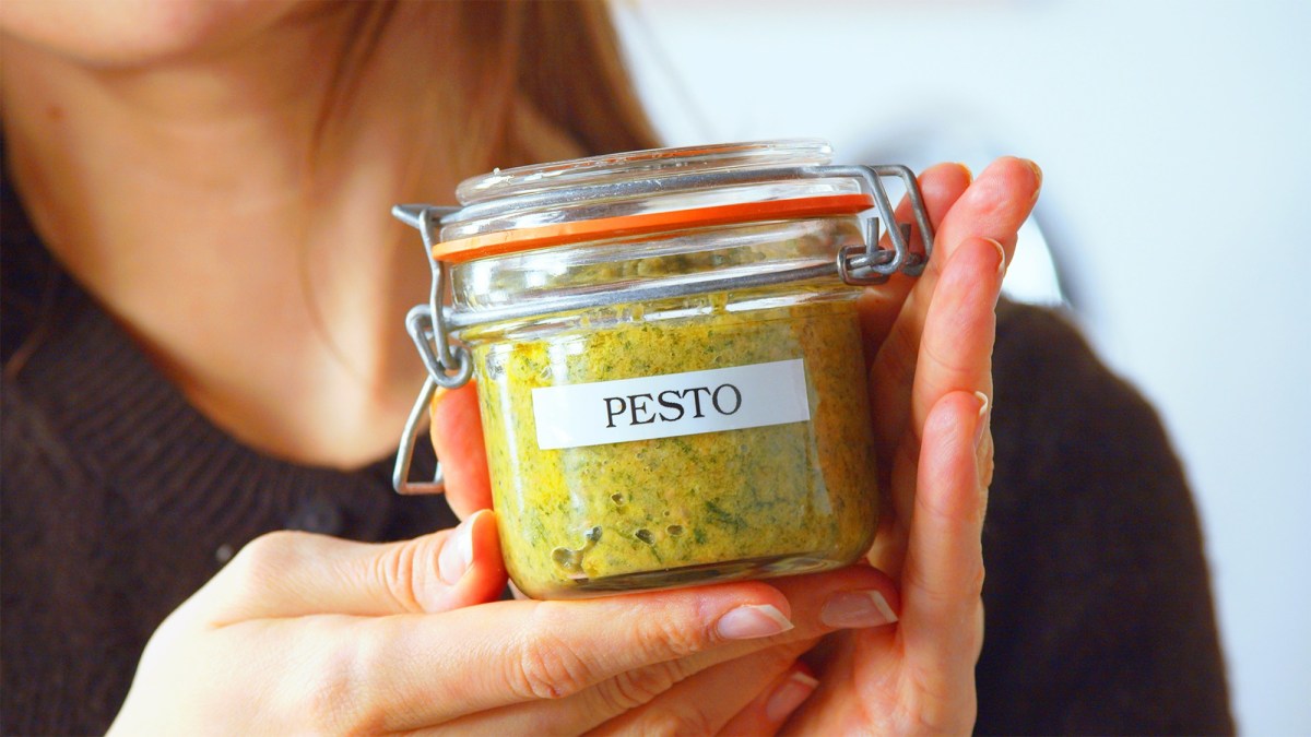 Glas mit Karottengrün-Pesto