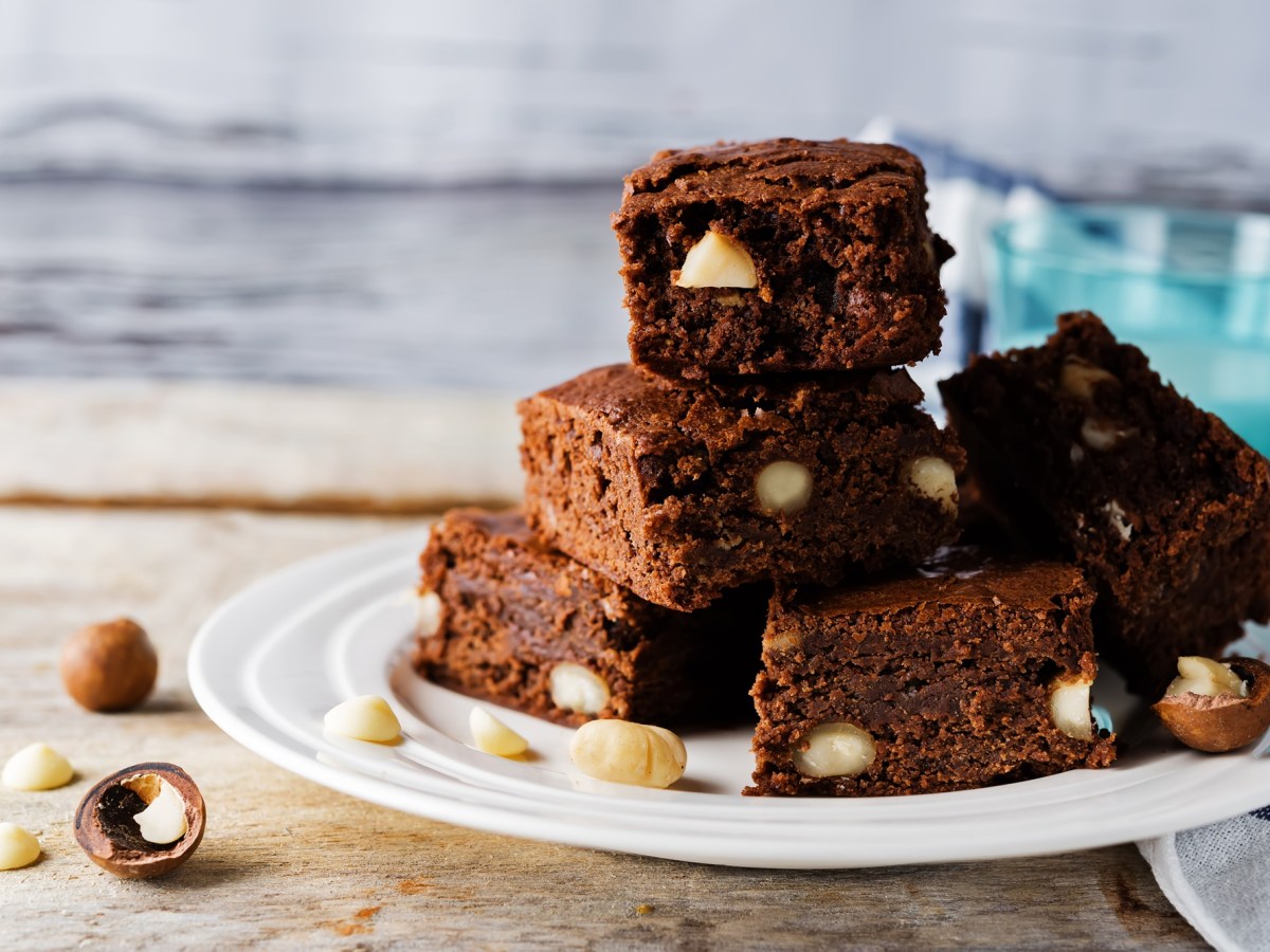 Teller mit Stücken Macadamia-Brownies