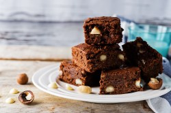 Teller mit Stücken Macadamia-Brownies