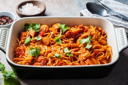 Ofen-Spaghetti mit Würstchen in einer Auflaufform.