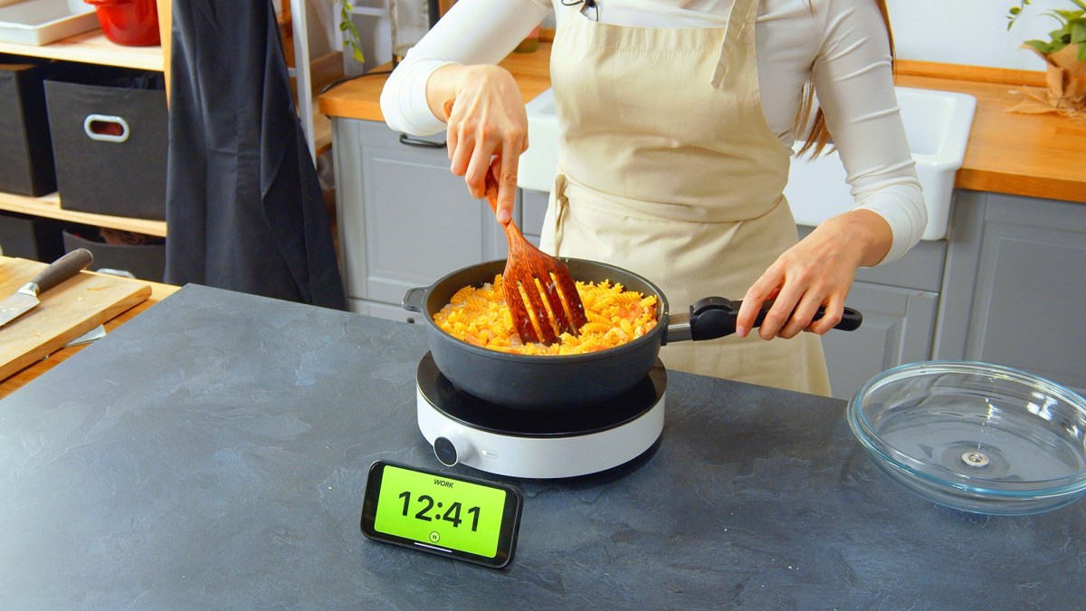 One-Pot-Nudeln mit Würstchen während der Zubereitung