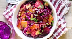 Eine Schüssel Rotkohl-Apfel-Salat mit Grapefruit in der Draufsicht.