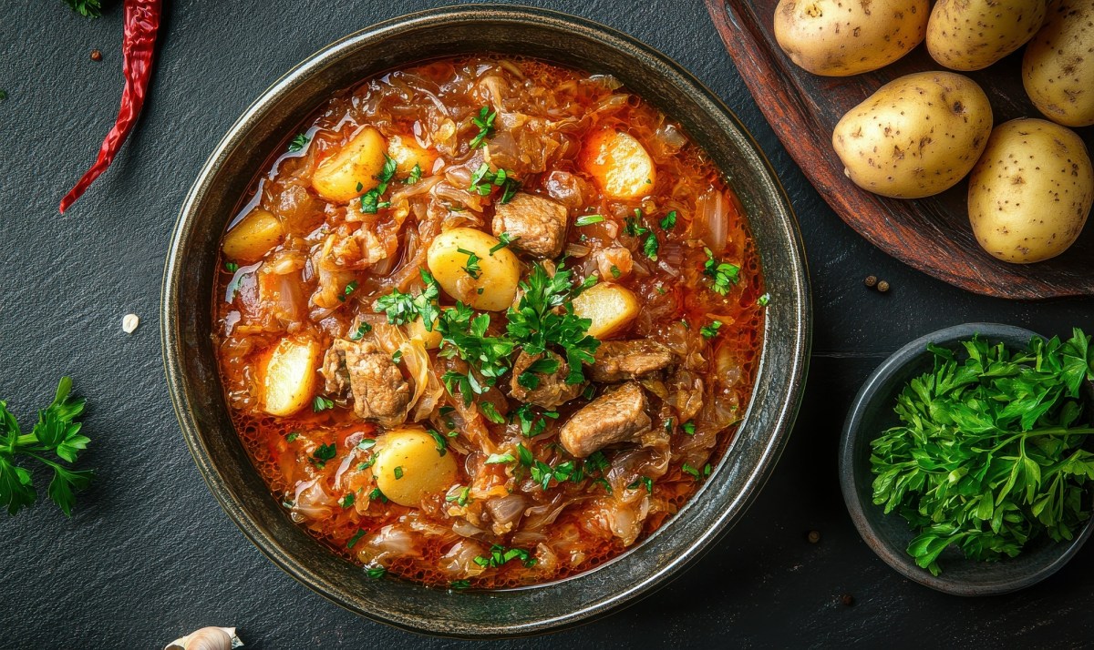 Sauerkraut-Kartoffel-Topf, Kartoffeln daneben