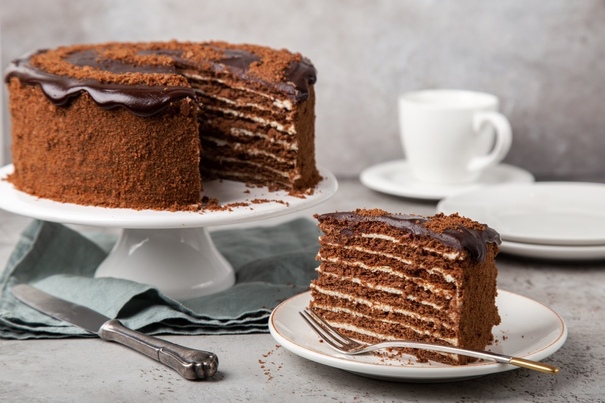 Schokoladen-Honigkuchen, von dem ein Stück abgeschnitten wurde.