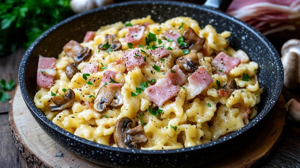 Spätzlepfanne mit Schinken und Pilzen, Nahaufnahme.