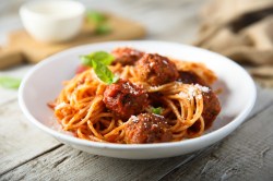 Ein Teller "Susi und Strolch"-Pasta, Spaghetti mit Tomatensoße und Hackbällchen. Nahaufnahme.