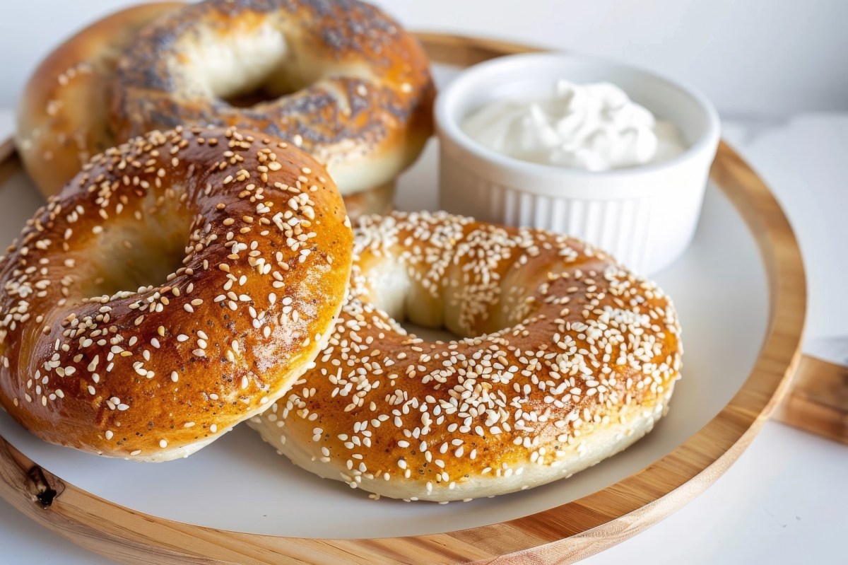 Teller mit Bagels mit griechischem Joghurt