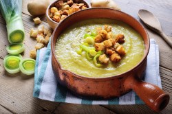 Topf mit Lauchcremesuppe